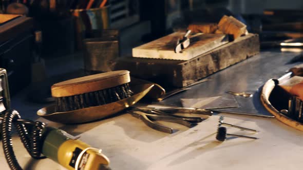 Goldsmith working in workshop alt
