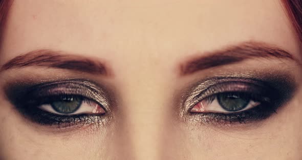 Close Up of Woman s Face Girl Opening Her Beautiful Eyes with Bright Make Up Attractive Ginger alt