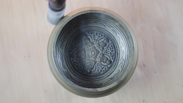 Sounding a tibetan bowl