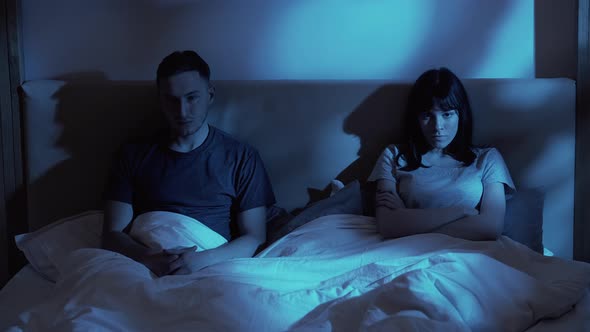 Couple Problem Night Conflict Mad Ignoring in Bed alt