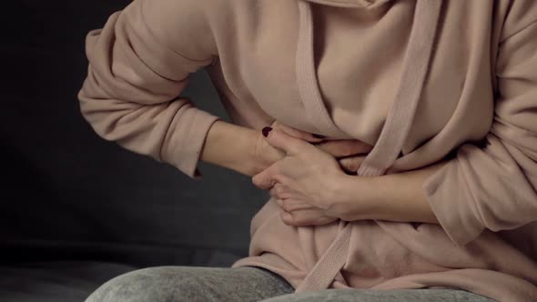 Woman Was Pierced By a Sharp Sudden Pain in the Right Side of the Abdomen alt