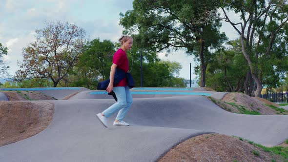 Sportive Teenager Girl Performing Modern Dance alt