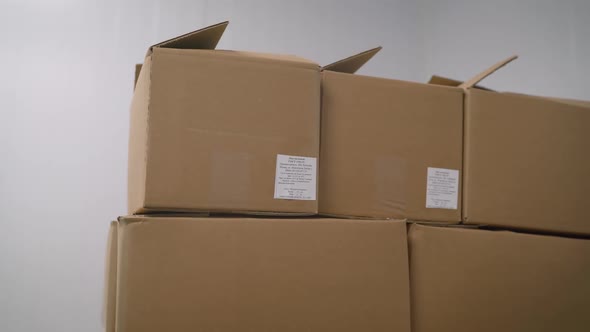 Large Cardboard Boxes in Stock Before Shipping. A Set of Cardboard Boxes in an Industrial alt
