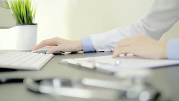 Doctor Using Computer alt