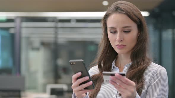 Portrait of Online Shopping Failure on Smartphone by Businesswoman alt