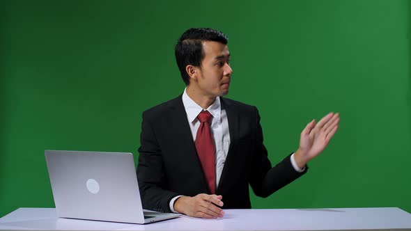 Live News Studio With Professional Asian Male Anchor Reporting On The Events. Chroma Key Template alt