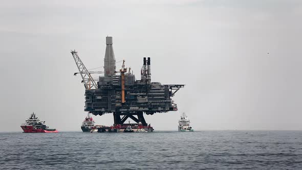 Transportation of the habitation module of an offshore oil drilling rig.