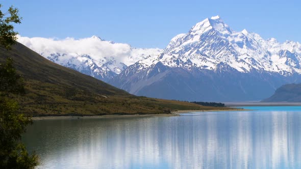 Mt Cook with beautiful water reflection on lake Pukaki, New Zealand alt