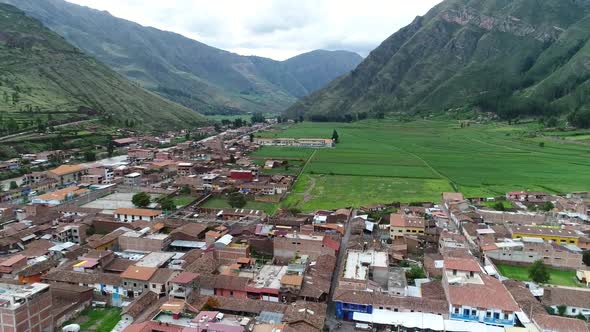 drone movement in the city of Pisac Peru on a beautiful cloudy day. alt