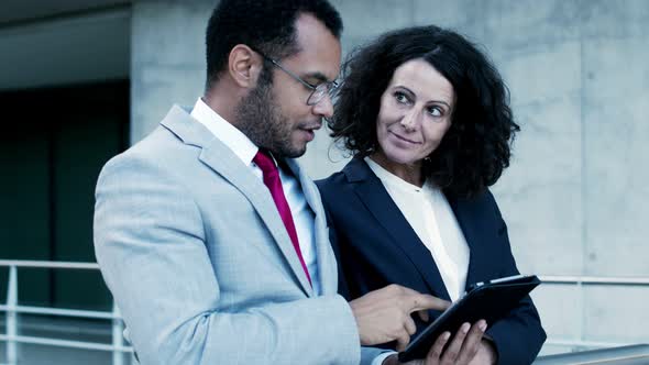 Professional Business People with Tablet Pc alt