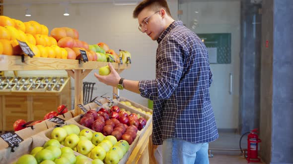 Buying Green Apples in the Grocery alt