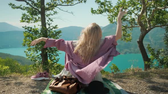 Wanderlust Woman Enjoying View alt