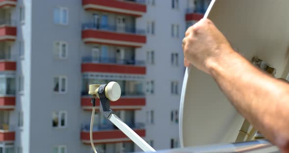 Man Sets Up a Terrestrial Satellite Dish alt