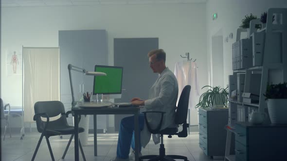 Chroma Key Screen Doctor Computer at Consultation Online alt