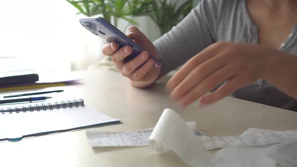 Online contactless payment in lockdown. Scanning the QR code using smartphone app alt