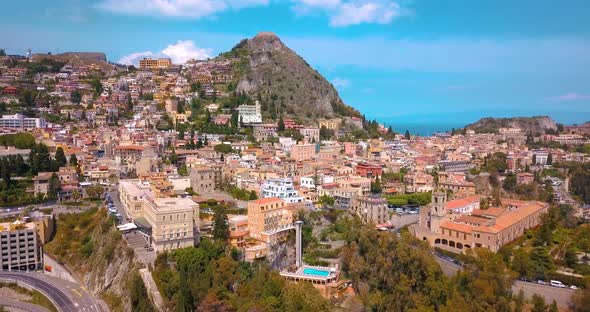 View of Taormina - famous resort in Sicily alt