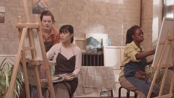 Mentor Helping Art Students alt