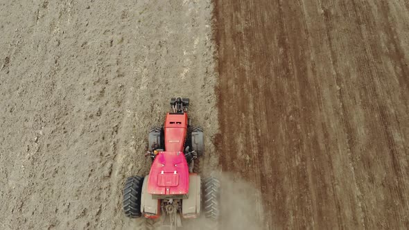 An Energy-saturated Tractor with a Trailed Tillage Unit Prepares the Soil for Sowing alt