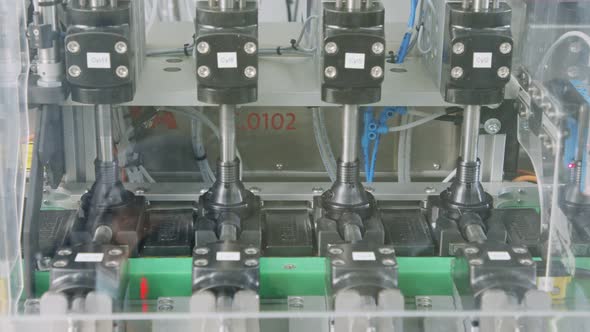 Advanced robotic machine manufacturing parts in an automated assembly line alt