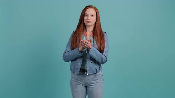 Applauding Young Pretty Girl Clapping on Turquoise Background alt