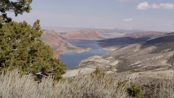 Dolly shot overlooking Flaming Gorge in the distance. alt