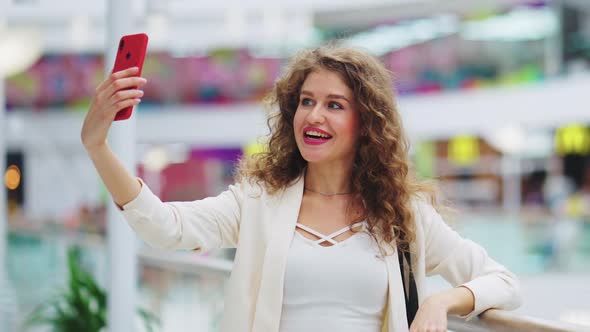 Influencer Streaming Live From Shopping Mall alt