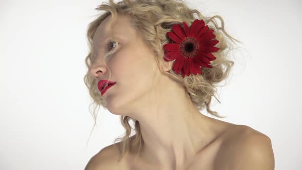 Beautiful young woman with flower in her hair alt