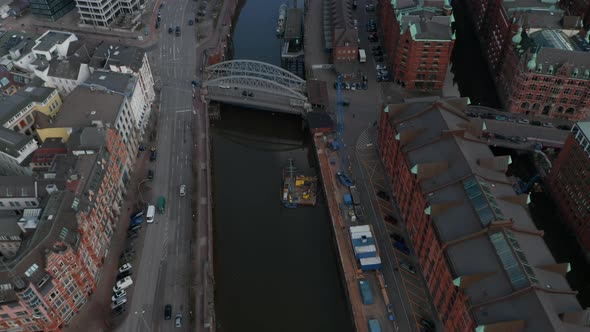 Pedestrians and Cars Driving on the Streets By the Canals of Elbe River in Hamburg City Center alt