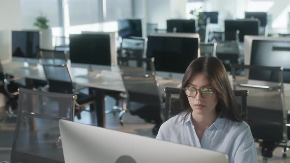 Professional Creative Woman Sitting At His Desk In Home Office Studio Working Surfing On a Laptop alt