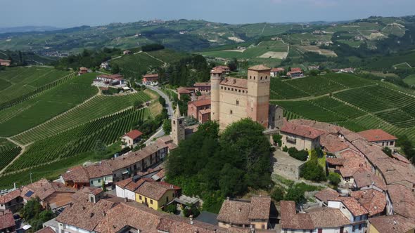 Serralunga D'Alba Medieval Castle in Langhe, Piemonte alt