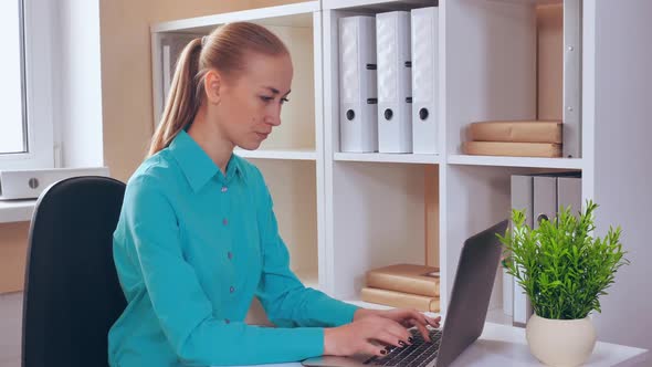 Employee Shows Sign Silence in Office alt