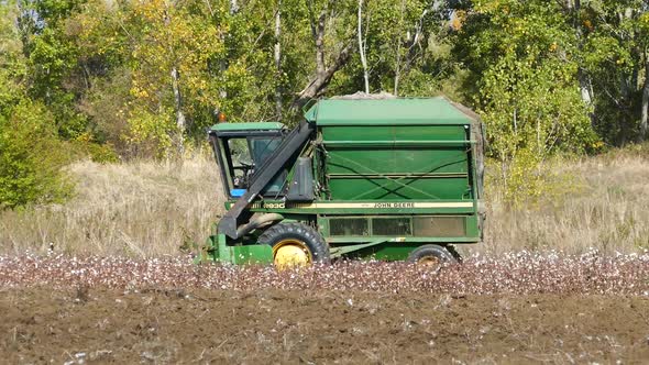 Cotton picking tractor around Ergani  alt