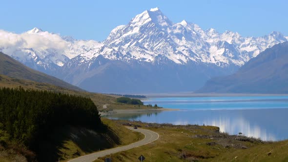Road to Aoraki Mount Cook and Lake Pukaki, New Zealand alt