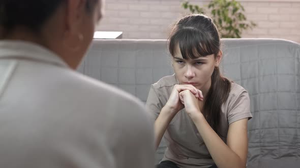 Counselor talk to teen. alt