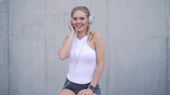 Sporty Woman Listen to the Music alt