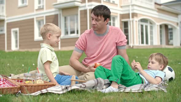 Summer Weekend with Children alt