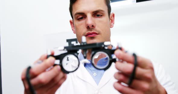 Optometrist holding messbrille alt