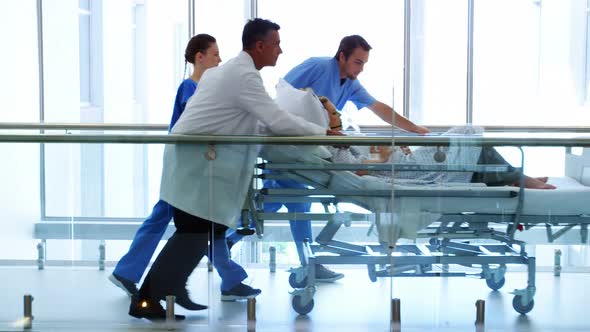 Team of doctor taking pregnant woman to operation theatre alt