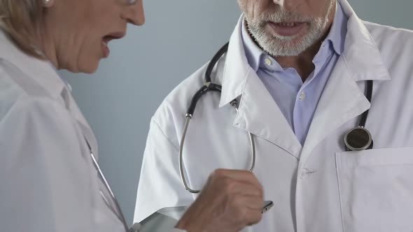 Professionals Arguing Which Method in Patient Treatment to Apply, Medicine alt