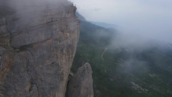 Extreme Jumping with a Rope From a Cliff alt