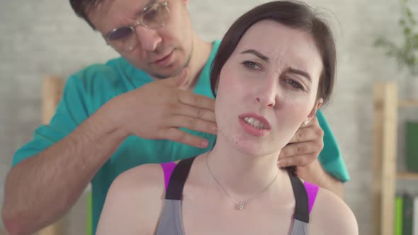Young Woman Athlete Complains Chiropractor Pain Neck alt