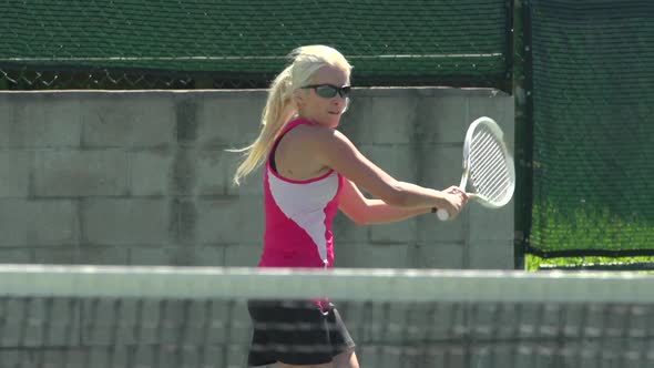 Women playing tennis. alt