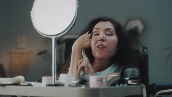Woman in a Wheelchair Using Eyeshadow alt