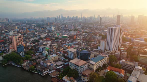 4K : Drones fly over the Chao Phraya River, buildings and business districts alt