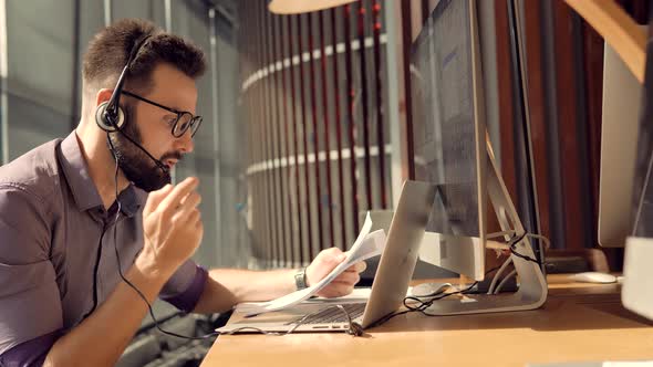 Employment Recruiter On Client Briefing. Consultant Insurance Consulting And Sales Presentation. alt