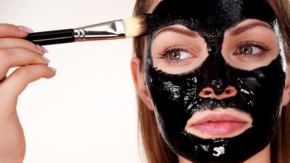 Girl Applying Carbo Mask to Face alt