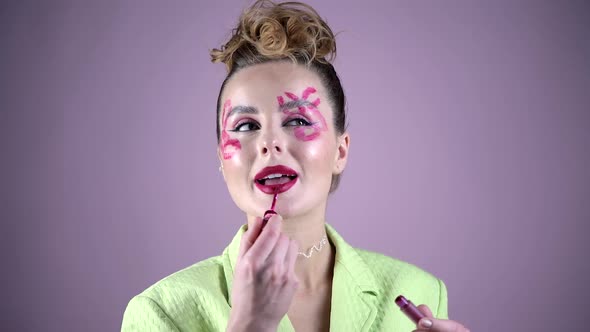 Young Beautiful Girl Blogger with Lipstick Marks Writes a Video for Blog Beauty Woman Unbox Live at alt