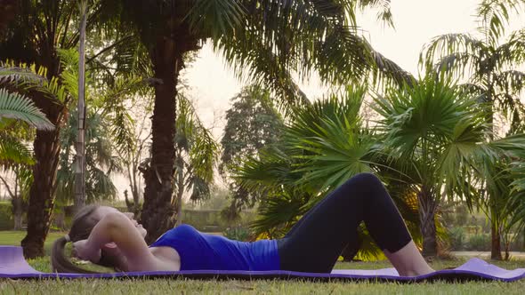 Non Professional Sportswoman Hard Working to Abdominal Press Exercises alt