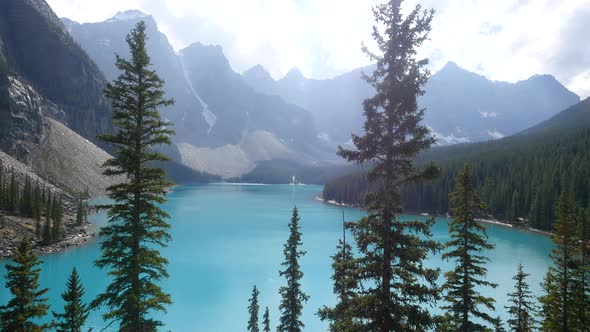 Moraine Lake in Banff National Park alt