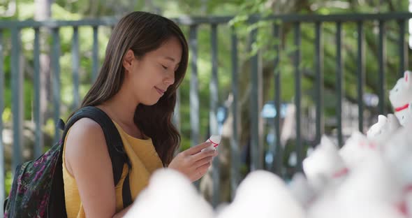 Woman put the cat in Gotokuji Shrine alt